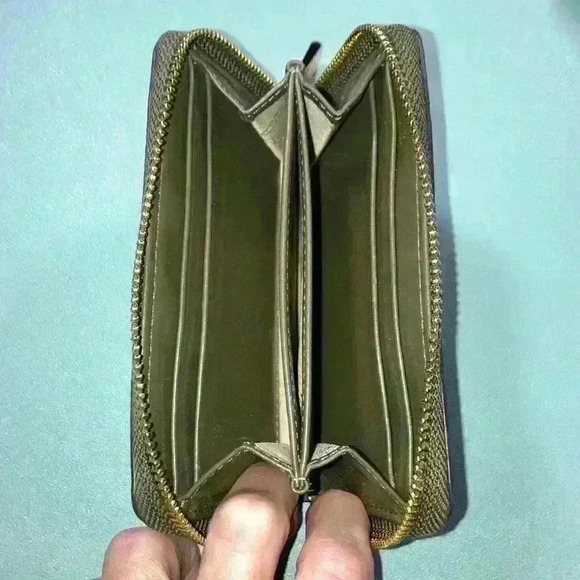 EUC 🔥Michael Kors Card Case Zipped Wallet - Picture 3 of 16